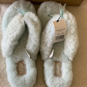Ugg “fluff flip” flip flop Size 8